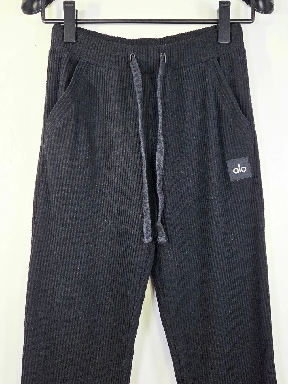 ALO YOGA MUSE RIBBED KNIT JOGGER SWEATPANTS.